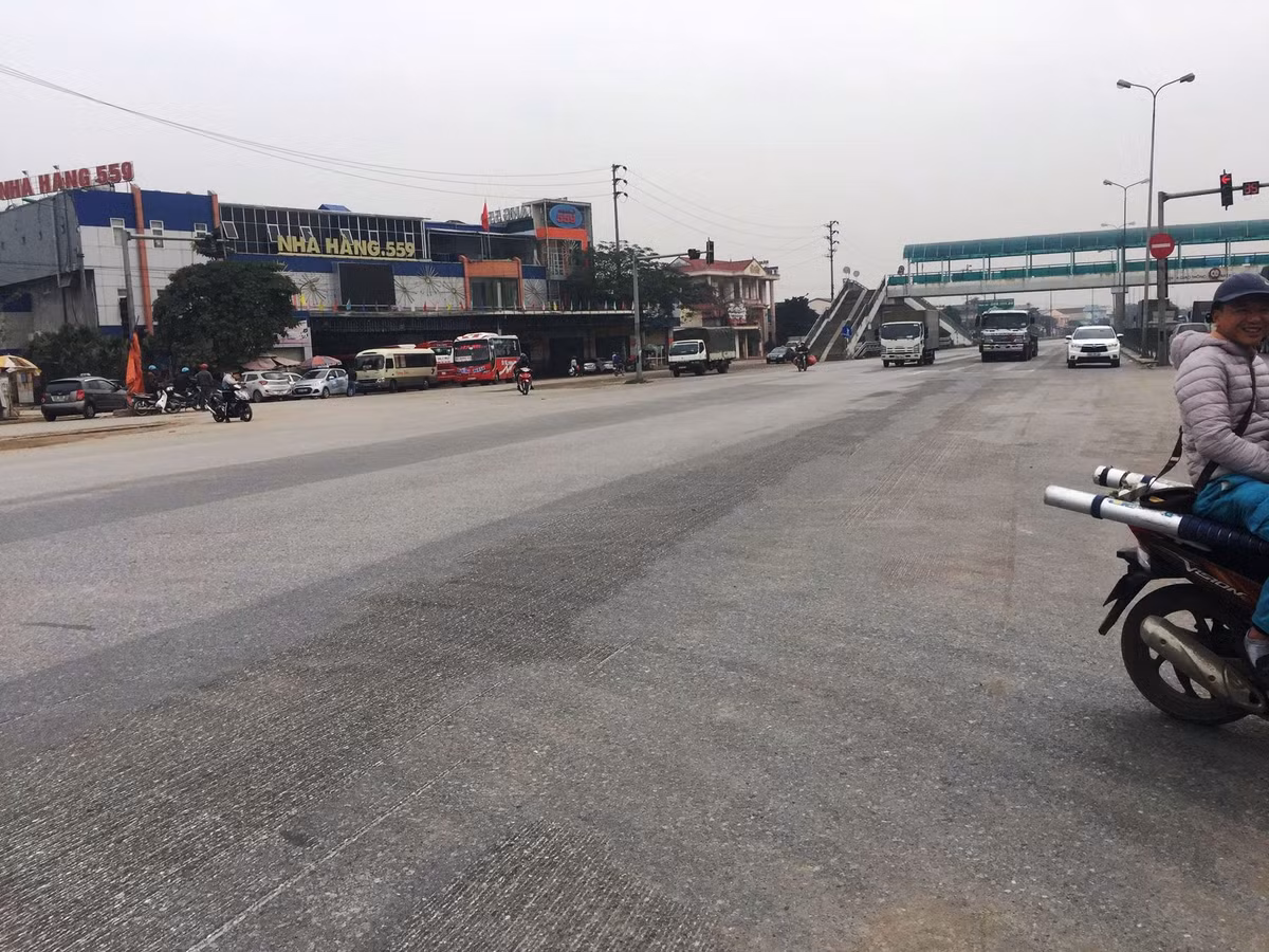 Chất lượng mặt đường thấp tiềm ẩn nguy cơ TNGT rất lớn.