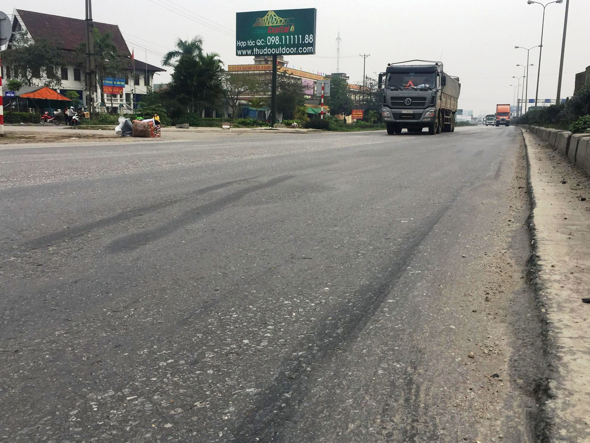 Vết hằn lún xuất hiện khắp nơi.