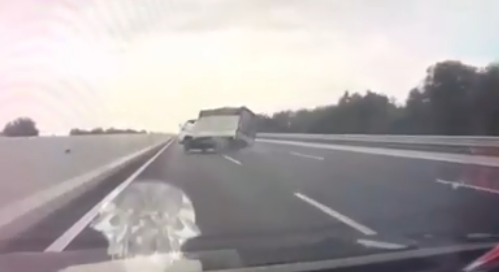 Kinh hoang canh xe tai no lop, danh vong tren cao toc HN-HP