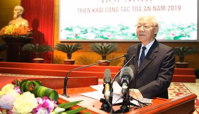 Nhiều vụ việc, vụ án lớn, kể cả những vụ tồn tại từ nhiều năm trước, đã được điều tra làm rõ, xử lý công minh, đúng quy định của Đảng và pháp luật của Nhà nước. Nhiều cán bộ, đảng viên, lãnh đạo, quản lý các cấp mắc sai phạm, đã bị xử lý, kỷ luật, kể cả cán bộ cấp cao của Đảng, lãnh đạo các bộ, ngành, tỉnh, thành phố hay tướng lĩnh lực lượng vũ trang… qua đó cho thấy không có vùng cấm, không có ngoại lệ, không có đặc quyền trong đấu tranh phòng, chống tham nhũng, tiêu cực. (Ảnh: TBT, CTN Nguyễn Phú Trọng dự hội nghị triển khai công tác toà án năm 2019. Nguồn: TTXVN).