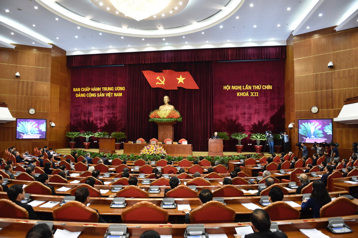 Trước đó, phát biểu bế mạc Hội nghị Trung ương 9 - khóa XII, Tổng Bí thư, Chủ tịch nước Nguyễn Phú Trọng cho biết, tiếp tục tinh thần không có "vùng cấm", không có ngoại lệ, năm 2018, đã xử lý nhiều cán bộ cấp cao, kể cả cán bộ nghỉ hưu, cán bộ trong các cơ quan bảo vệ, thực thi pháp luật, sĩ quan cấp tướng thuộc các lực lượng vũ trang, có những trường hợp bị tước các danh hiệu, xử lý hình sự. Ảnh VGP.