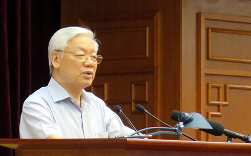 Tổng Bí thư khẳng định: Mọi cán bộ, đảng viên, trước hết là người đứng đầu, phải gương mẫu, đi đầu, có sự tự giác, thống nhất cao về ý chí và hành động trong đấu tranh phòng, chống tham nhũng; không sợ mất uy tín, không sợ khuyết điểm; trái lại, phải mạnh dạn làm để giữ gìn uy tín, củng cố niềm tin của nhân dân và phải công khai để nhân dân biết, ủng hộ và giám sát.