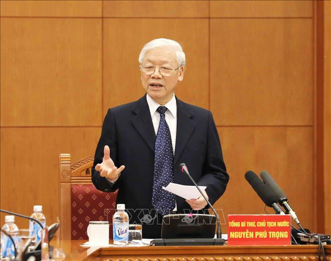 Tổng Bí thư, Chủ tịch nước khẳng định, đây không chỉ là một "cao trào," càng không thể "chững lại". Bởi đấu tranh phòng, chống tham nhũng, tiêu cực là cuộc đấu tranh lâu dài, đầy chông gai, khắc nghiệt, cắt bỏ những "ung nhọt" trong nội bộ mình, rất đau xót nhưng vẫn phải tiếp tục làm, kiên quyết, kiên trì, bền bỉ và phải làm rất bài bản, chắc chắn, vì sự trong sạch vững mạnh và uy tín của Đảng, vì sự phát triển bền vững của đất nước, vì ý nguyện và hạnh phúc của nhân dân. Ảnh: TTXVN.