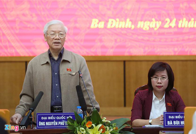 Phát biểu tại buổi tiếp xúc cử tri quận Ba Đình, Tây Hồ (ngày 24/11), Tổng bí thư, Chủ tịch nước Nguyễn Phú Trọng nói rằng: "Cử tri cứ yên tâm, không bao giờ có chuyện chùng lại, mệt mỏi, nhụt chí. Tôi đã nói ai nhụt chí thì đứng sang một bên, nhưng quan trọng trong cách làm phải có biện pháp chứ không phải cứ hăng hái là được. Trung ương không bao giờ nhụt chí, lòng dân đang lên như thế, ngay cả quốc tế cũng phải thừa nhận và đánh giá cao”, Tổng bí thư Nguyễn Phú Trọng nhấn mạnh. Ảnh: Zing.