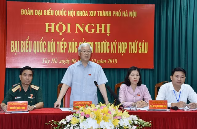 Tại buổi tiếp xúc cử tri Hà Nội ngày 8/10/2018, Tổng Bí thư Nguyễn Phú Trọng khẳng định chưa có giai đoạn nào trong lịch sử Đảng ta mà công tác đấu tranh phòng, chống tham nhũng quyết liệt như những năm gần đây, với tinh thần làm chặt chẽ từng bước, có lý có tình, tâm phục khẩu phục, trong đó răn đe ngăn chặn là chính. Ảnh: Báo Nhân dân. 