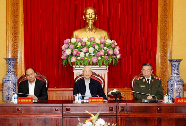 Thể hiện quyết tâm làm trong sạch bộ máy, phát biểu tại hội nghị Thường vụ Đảng ủy Công an Trung ương ngày 28/11, Tổng bí thư, Chủ tịch nước Nguyễn Phú Trọng nhắn nhủ: “Danh thơm còn mãi, đừng ham chức tước, địa vị, vật chất, tiền tài, nhất là khi có quyền lực trong tay, lắm kẻ mơn trớn, lắm kẻ nịnh xu…”. Ảnh: TTXVN.