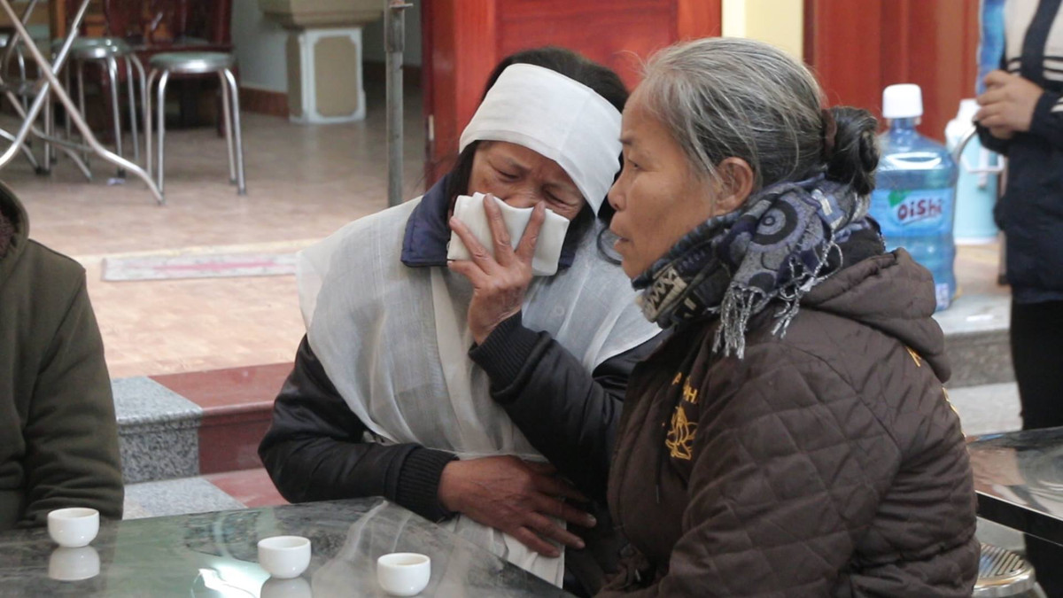 Nước mắt có thể sẽ ngừng rơi theo thời gian nhưng nỗi đau còn mãi mãi.