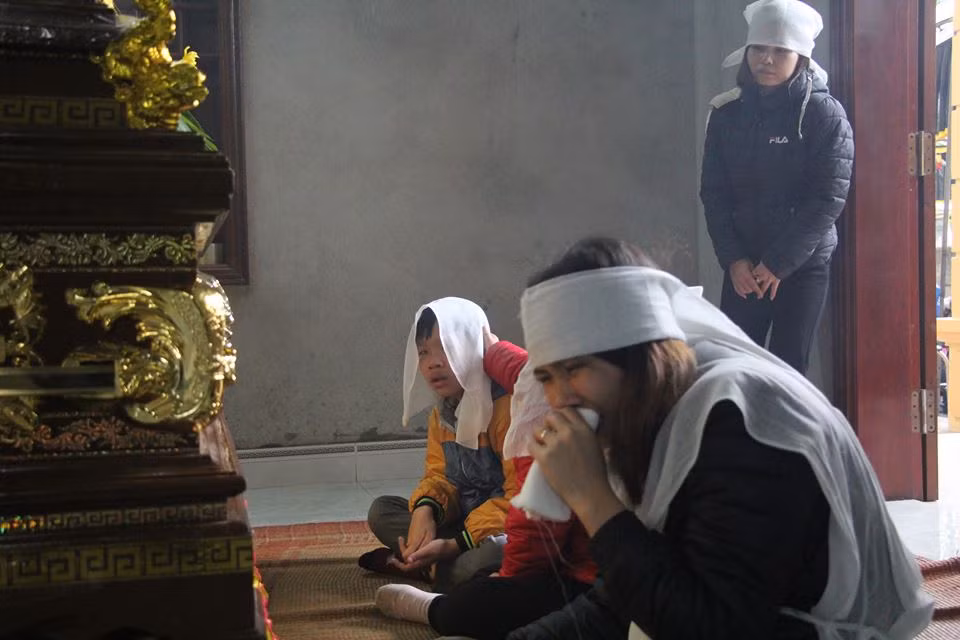 Những tiếng khóc than của người nhà các nạn nhân.