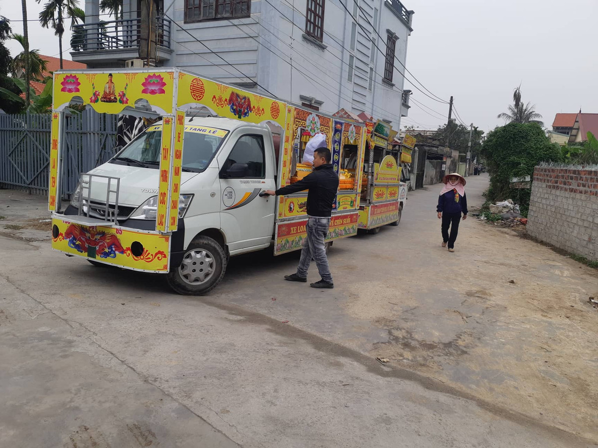 Những cỗ xe tang xuất hiện nhiều nơi.