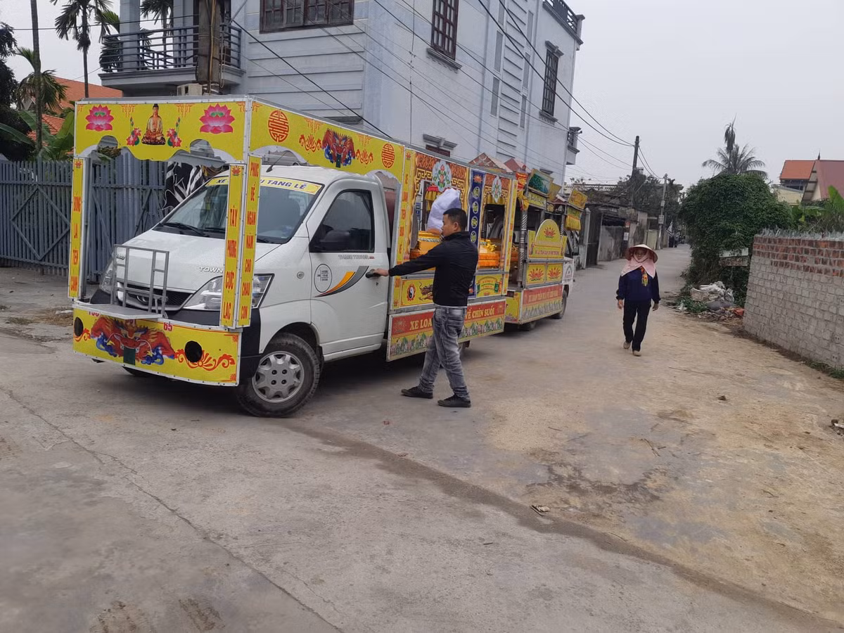 Những cỗ xe tang xuất hiện nhiều nơi.