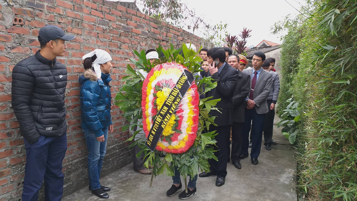 Các cơ quan ban ngành phúng viếng, chia buồn cùng gia đình các nạn nhân.