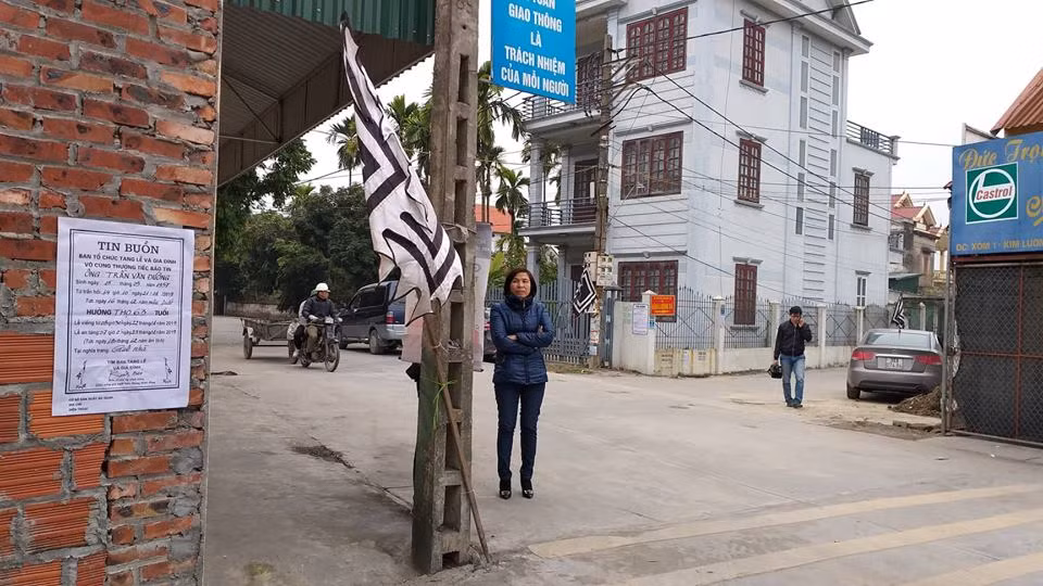 Biến làng quê yên bình thành nơi tang thương trùm phủ khi đâu cũng là cờ tang và cáo phó.