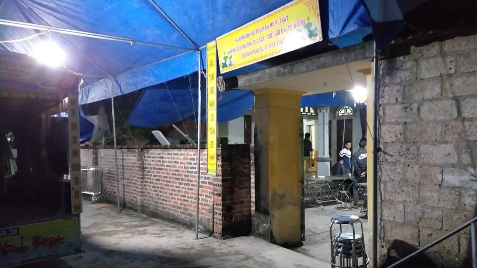 Những bạt tang được dựng lên tại nhiều nơi.