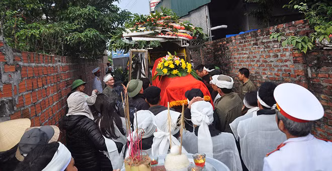 Tang thương phủ khắp đường làng ngõ xóm.