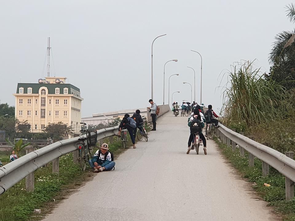 Rất tiếc đoàn cán bộ đã không chọn cung đường an toàn, đúng luật để đi. Họ đi tắt ngược chiều trên quốc lộ để đi nhanh hơn dẫn đến vụ tai nạn giao thông khiến 16 người thương vong.