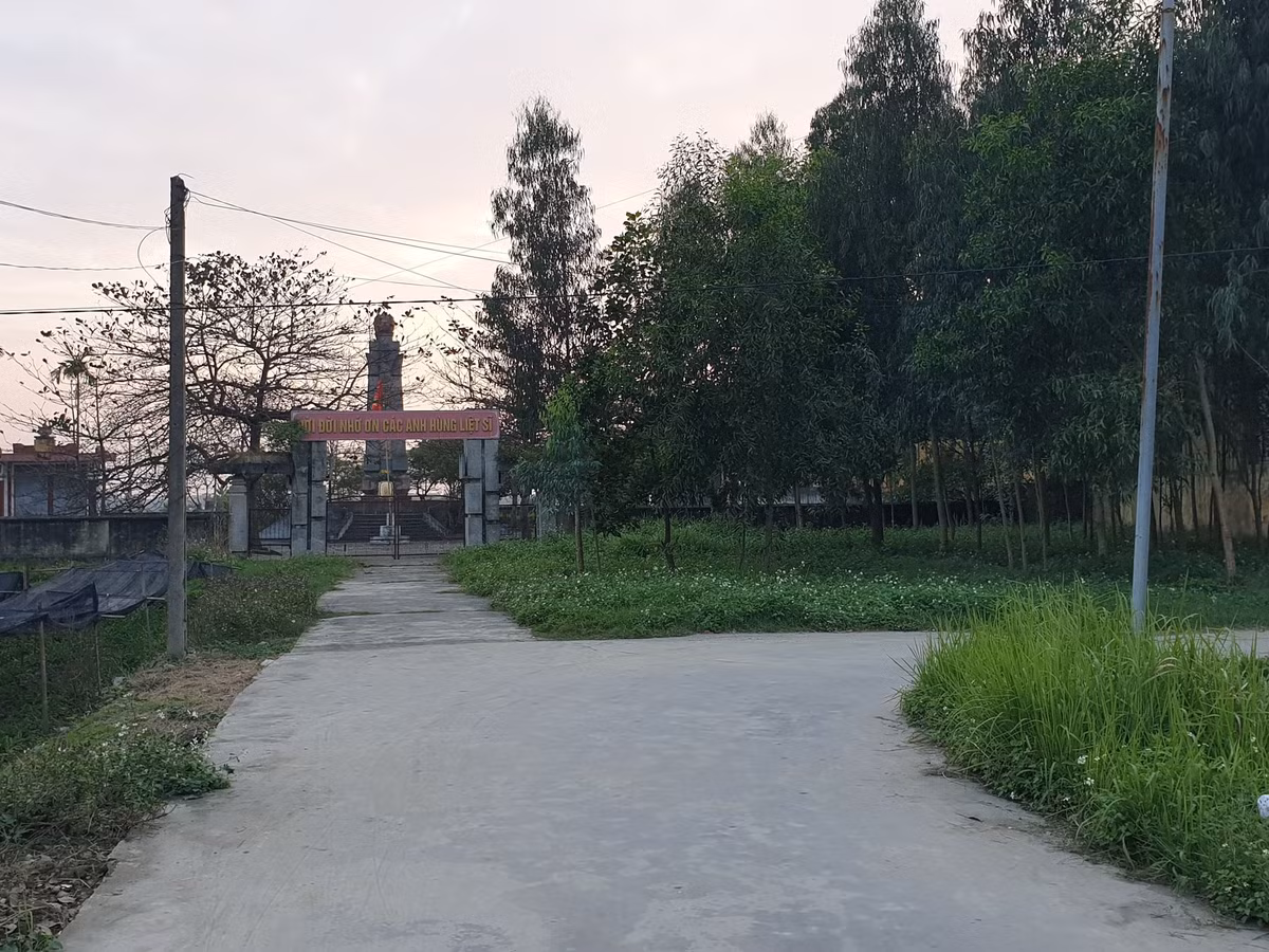 Trong khi đó có một con đường khác an toàn dành cho người đi bộ lựa chọn.