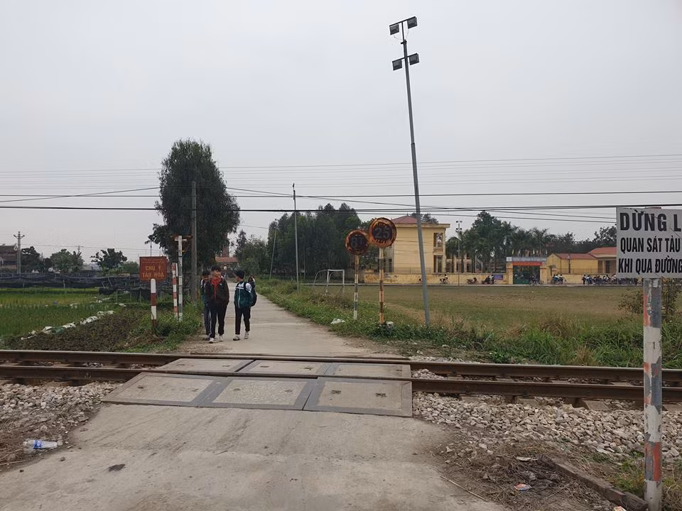 Điểm giao cắt đường sắt mà đoàn lựa chọn đi ra.