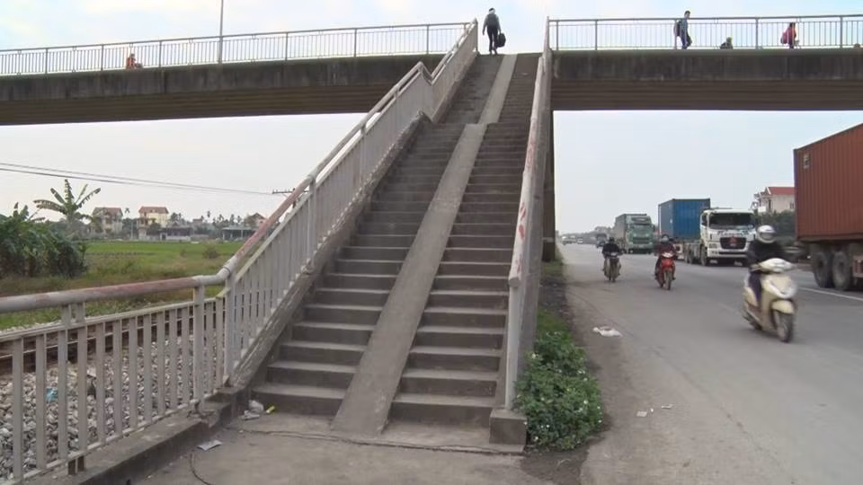 Rồi men ngược theo QL 5 đi lên cầu vượt.