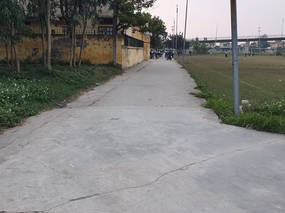 Tại khu vực đường dẫn ngay cổng nghĩa trang liệt sĩ, đoàn người có thể đi con đường này.