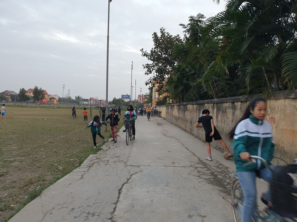 Con đường dẫn từ nghĩa trang qua 3 trường học nối liền với điểm lên cầu dân sinh này có vai trò như một đường gom.