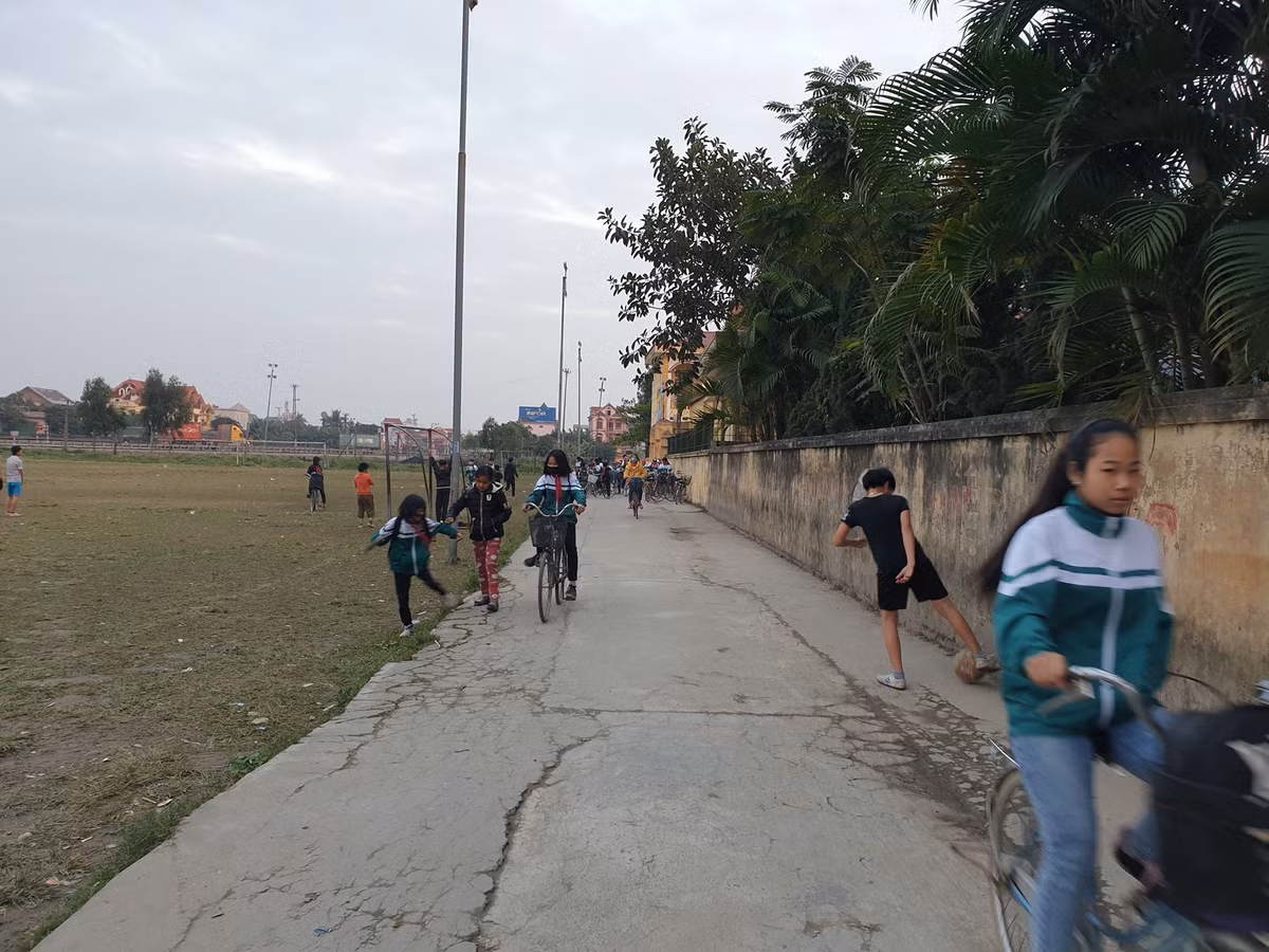 Con đường dẫn từ nghĩa trang qua 3 trường học nối liền với điểm lên cầu dân sinh này có vai trò như một đường gom.