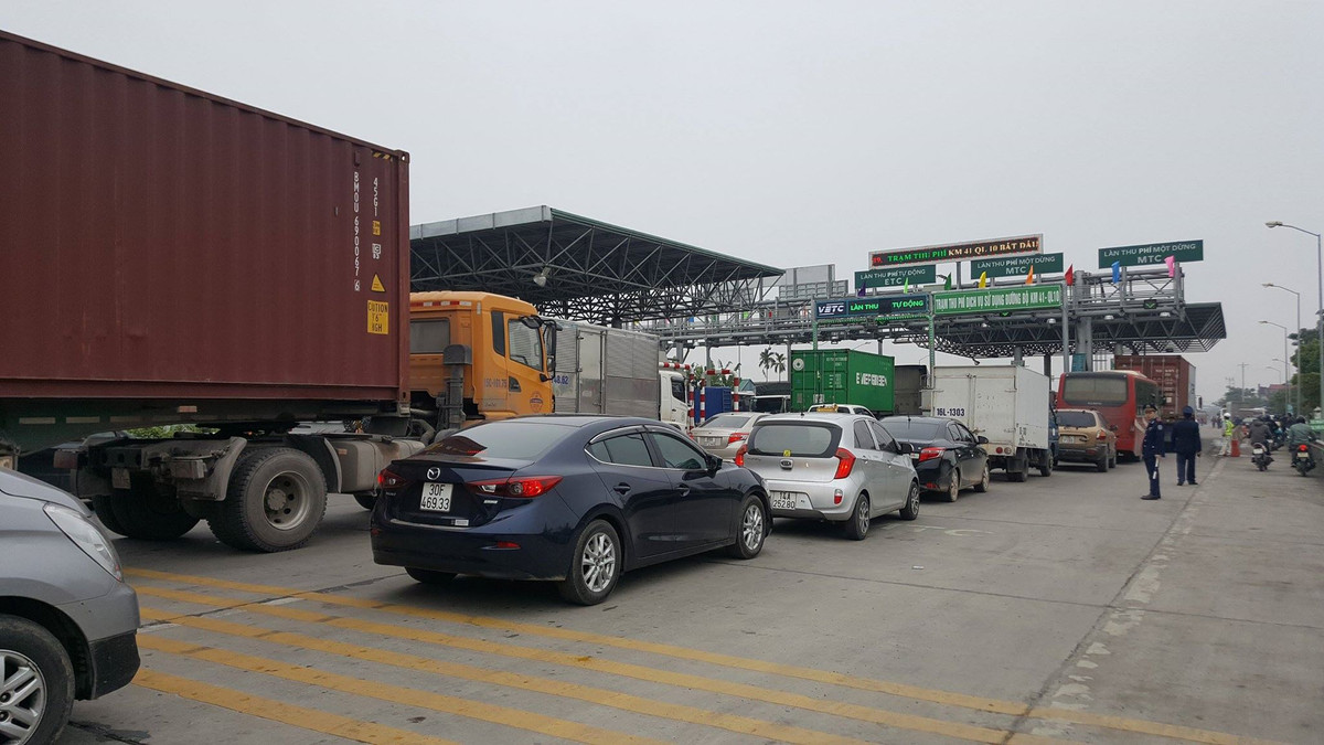 Phương tiện của người dân vùng lân cận trạm thu phí bao gồm 5 xã của tỉnh Hải Dương và 10 xã của Hải Phòng được giảm phí. Cụ thể, xe nhóm 1 là 15.000 đồng mỗi lượt; xe nhóm 5 cao nhất là 110.000 đồng. 5 nhóm phương tiện được phân tách theo trọng tải. Xe nhóm 1 là xe con dưới 12 chỗ, xe tải có tải trọng dưới 2 tấn; các loại xe buýt vận tải khách công cộng. Nhóm 2 là xe từ 12 chỗ ngồi đến 30 chỗ ngồi; xe tải có tải trọng từ 2 tấn đến dưới 4 tấn. Nhóm 3 từ 31 chỗ trở lên; xe tải có tải trọng từ 4 tấn đến dưới 10 tấn. Nhóm 4 là xe có tải trọng từ 10 tấn đến dưới 18 tấn; xe chở hàng bằng container 20 fit. Nhóm 5 là xe tải có tải trọng từ 18 tấn trở lên; xe chở hàng bằng container 40 fit.