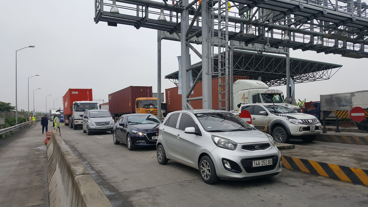 Ông Phạm Đức Minh - Giám đốc công ty TNHH MTV Tasco Hải Phòng (đơn vị chủ đầu tư dự án) cho hay, trong sáng ngày thu phí đầu tiên, tình hình an ninh trật tự đảm bảo, không có tình trạng phản đối gay gắt hay chống đối của các tài xế.
