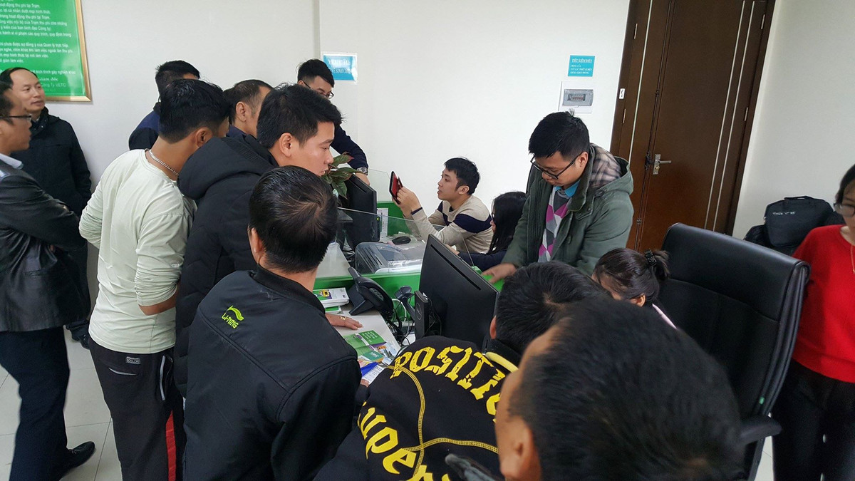 Lái xe vào trạm mua vé tháng nhiều dẫn đến ùn tắc kéo dài.