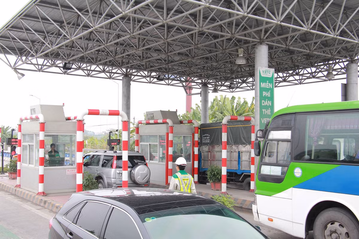 Dự án cải tạo, nâng cấp QL10 đoạn chạy qua TP.Hải Phòng theo hình thức BOT có điểm đầu tại Km25+500 (cuối cầu Quán Toan, đoạn cầu vượt QL5), điểm cuối tại Km58+200 (đoạn đường vào đầu cầu Nghìn vượt sông Hóa, điểm phân chia địa giới TP. Hải Phòng và tỉnh Thái Bình). Tổng chiều dài của dự án là 30,55 km. Dự án có tổng mức đầu tư là 2.815 tỷ đồng, do công ty TNHH MTV Tasco Hải Phòng đầu tư và được khởi công từ tháng 5/2015. Dự án hoàn thành thông tuyến vào tháng 12/2017 và hoàn thiện đưa vào khai thác tuyến chính từ tháng 3/2018.