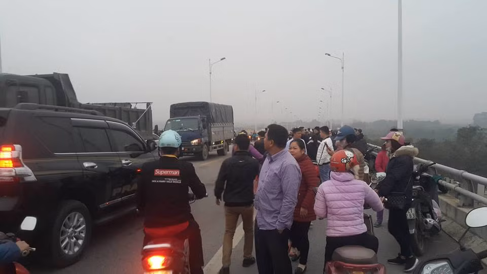 Hai Duong: Dang tim thi the nam thanh nien nhay cau Han tu tu-Hinh-3