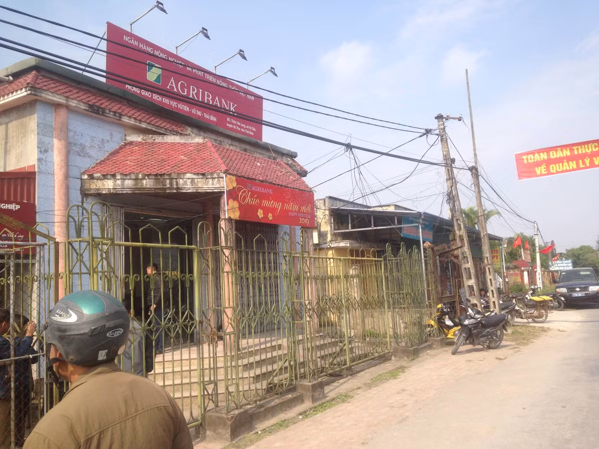 Nong: Cuop ngan hang Agribank tai Thai Binh giua ban ngay-Hinh-2