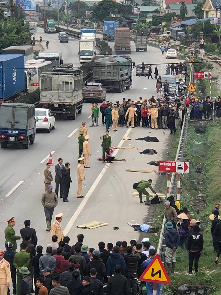 Lực lượng chức năng đang tích cực làm nhiệm vụ và cứu người bị thương.