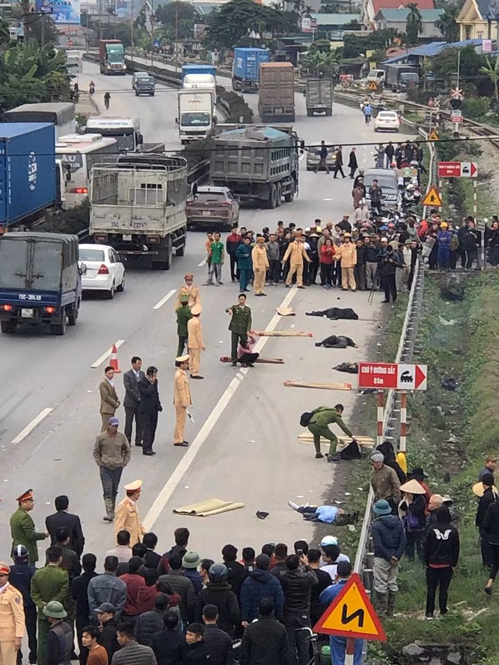 Lực lượng chức năng đang tích cực làm nhiệm vụ và cứu người bị thương.