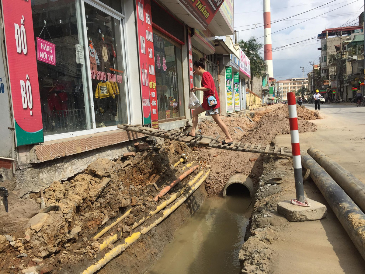 Suốt thời gian thực hiện dự án chỉnh trang đô thị tại tuyến phố Quang Trung, gần 100 hộ dân đã bị ảnh hưởng sinh hoạt.