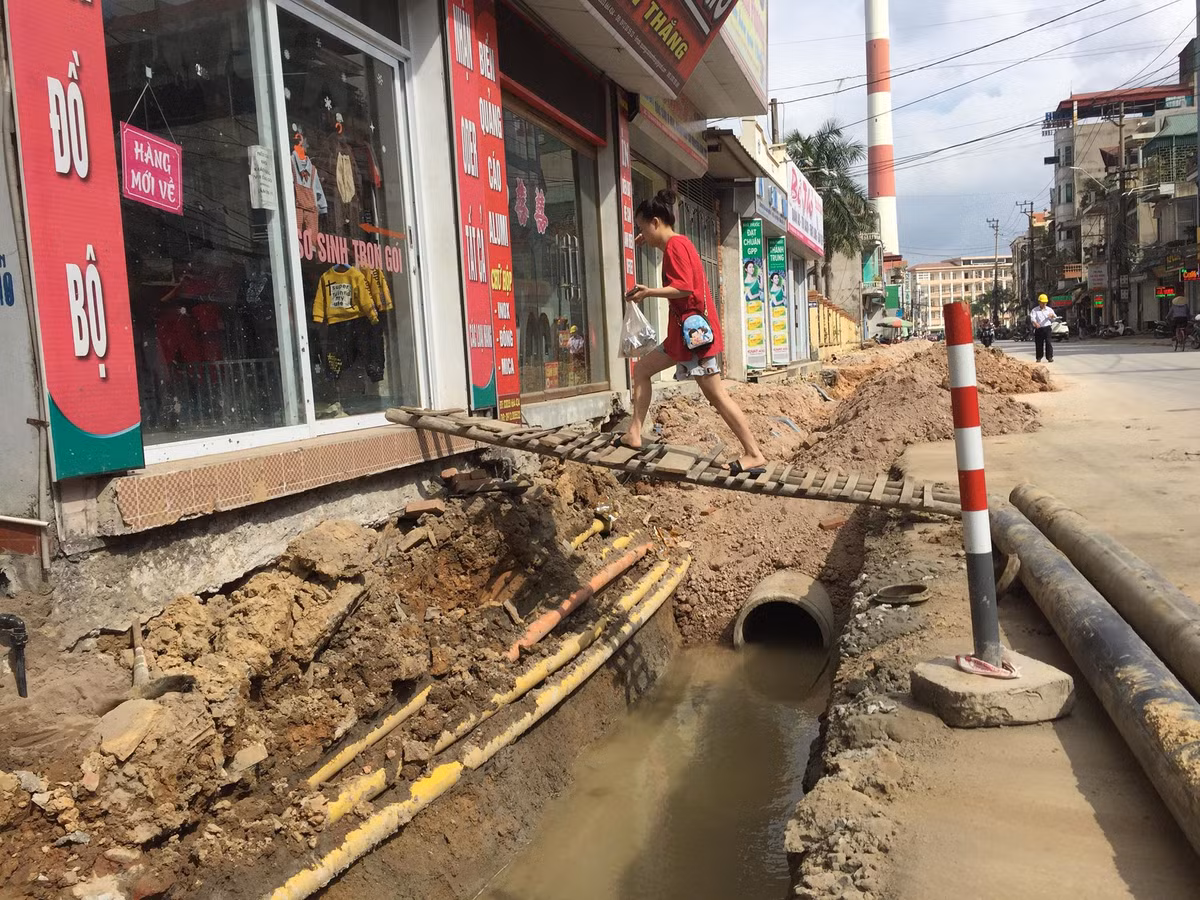 Suốt thời gian thực hiện dự án chỉnh trang đô thị tại tuyến phố Quang Trung, gần 100 hộ dân đã bị ảnh hưởng sinh hoạt.