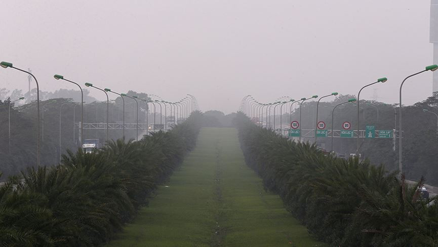 Đại lộ Thăng Long như không có điểm cuối, hàng ngày tại vị trí này vẫn có thể quan sát thấy dãy núi Ba Vì nhấp nhô phía cuối đường.