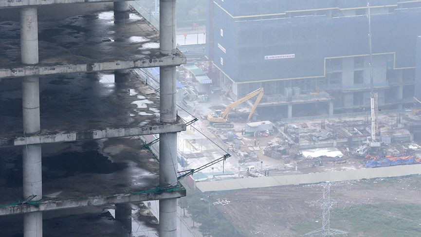 Công trường xây dựng trong tiết trời mù sương.