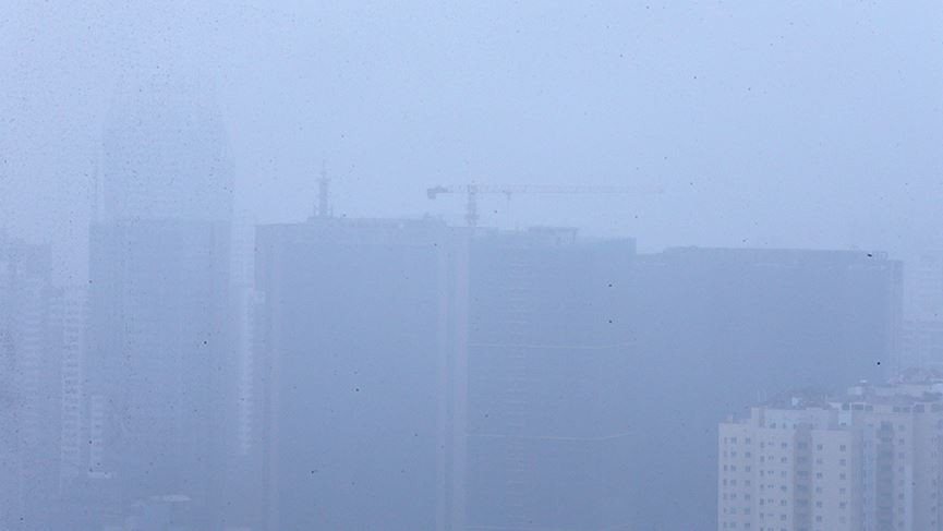 Chiếc cần cầu như đứng im nằm nghỉ ngời trong mùa đông lạnh.