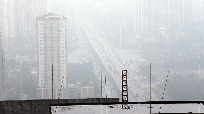 Đường vành đai 3 trên cao như đi vào vô tận bởi phía xa xa không thể quan sát thấy gì ngoài màn sương trắng.