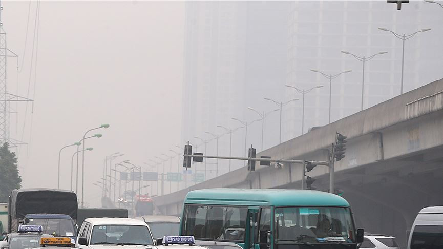 Đường vành đai 3 với phía sau là tòa nhà Kengnam mờ ảo.