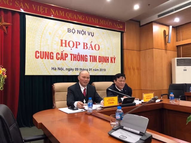 Bo Noi vu noi gi viec xe bien xanh don nguoi nha Bo truong Cong Thuong?