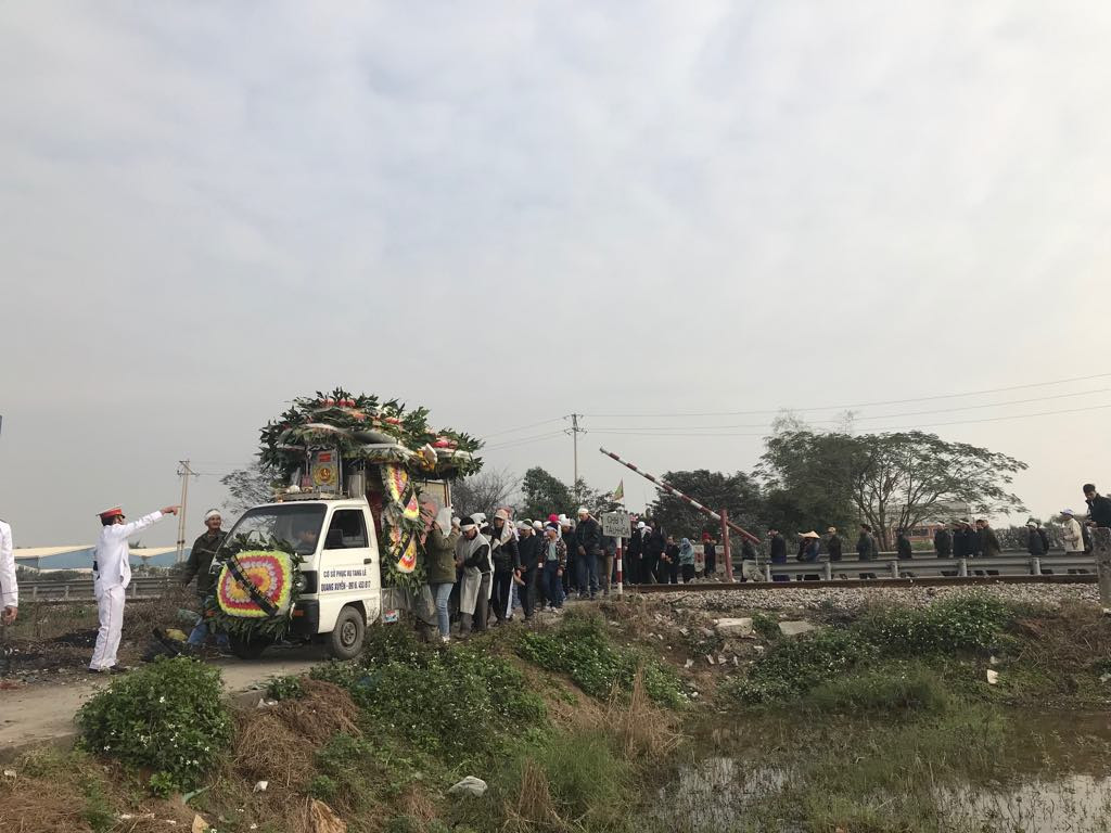 Chưa khi nào thôn Lương Xá Nam lại cùng lúc có nhiều đám tang đến thế.