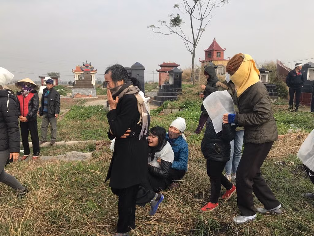 Khi những nắm đất cuối cùng được đắp lên mộ cũng là lúc người thân không kìm được cảm xúc.