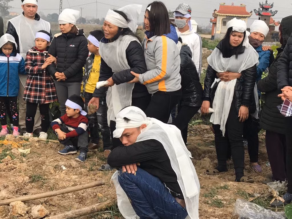 Khăn tang phủ trắng một vùng quê.