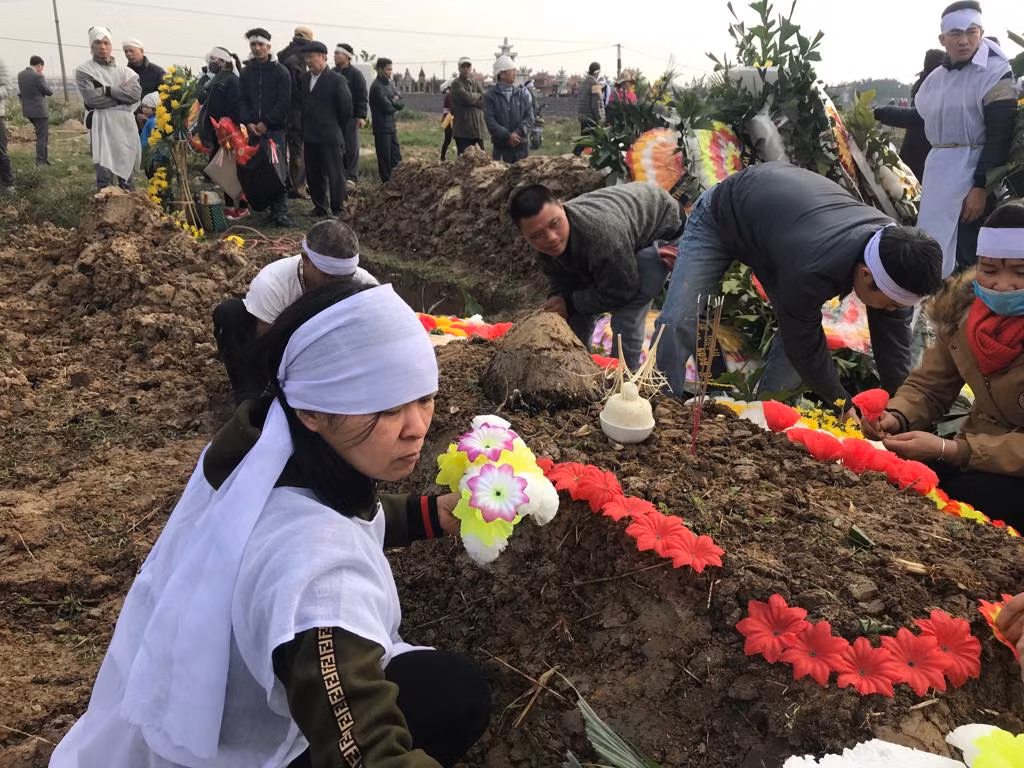 Những ngôi mộ nằm san sát nhau.