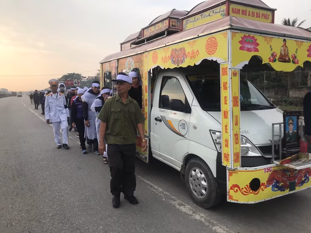 Những đoàn xe tang đưa tiễn nạn nhân về nơi an nghỉ cuối cùng.