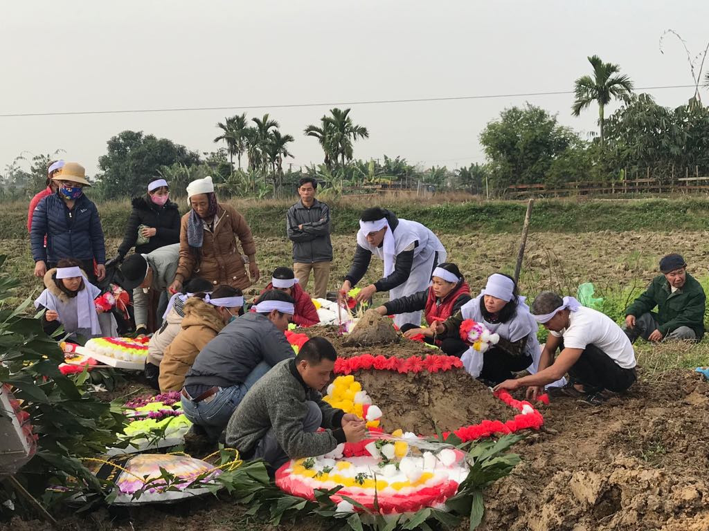 Trong sự nghẹn ngào của những người thân.