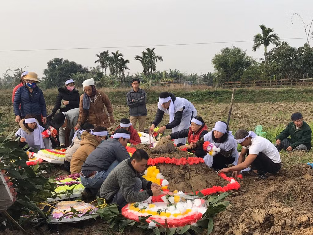 Trong sự nghẹn ngào của những người thân.