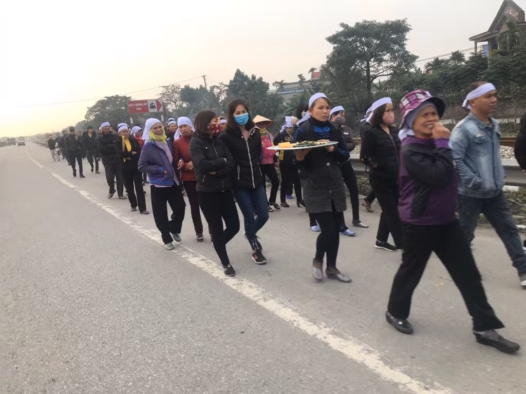 Dòng người đi đưa tiễn nạn nhân.