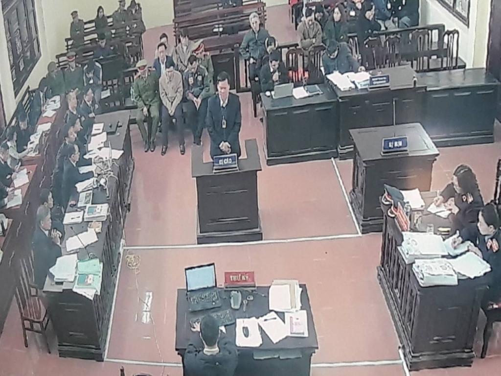 Ong Truong Quy Duong ly giai gi viec mot ngay ky 3 van ban ve sua chua RO so 2?